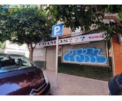 GRAN LOCAL COMERCIAL EN UNA BUENA ZONA DE SEVILLA CON BASTANTE ESCAPARATE AL EXTERIOR