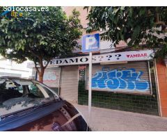 GRAN LOCAL COMERCIAL EN UNA BUENA ZONA DE SEVILLA CON BASTANTE ESCAPARATE AL EXTERIOR
