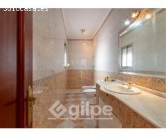 CASA CON COCHERA EN UNA ESTUPENDA ZONA DE MARCHENA