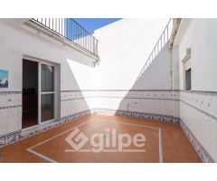 CASA CON COCHERA EN UNA ESTUPENDA ZONA DE MARCHENA