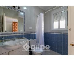 Casa en Venta en el Barrio de Madre de Dios, Marchena – Casa de 4 Dormitorios con Patio y Terraz