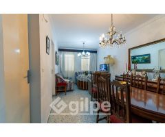 Casa en Venta en el Barrio de Madre de Dios, Marchena – Casa de 4 Dormitorios con Patio y Terraz