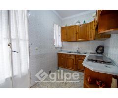Casa en Venta en el Barrio de Madre de Dios, Marchena – Casa de 4 Dormitorios con Patio y Terraz