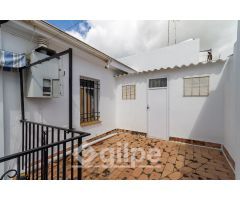 Casa en Venta en el Barrio de Madre de Dios, Marchena – Casa de 4 Dormitorios con Patio y Terraz