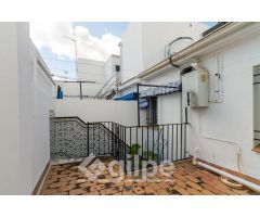 Casa en Venta en el Barrio de Madre de Dios, Marchena – Casa de 4 Dormitorios con Patio y Terraz