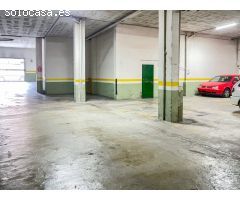 Amplia plaza de garaje con puerta automática