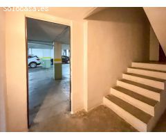 Amplia plaza de garaje con puerta automática
