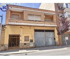 Oportunidad de Inversión: Edificio con Potencial para Desarrollo Residencial en Bonrepòs i Mirambell