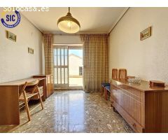 Oportunidad de Inversión: Edificio con Potencial para Desarrollo Residencial en Bonrepòs i Mirambell