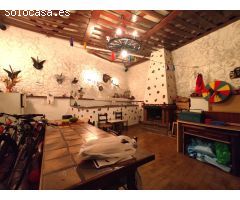 A la venta gran local céntrico en Balmaseda, dividido en garaje y txoko con chimenea y aseo.
