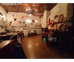 A la venta gran local céntrico en Balmaseda, dividido en garaje y txoko con chimenea y aseo.