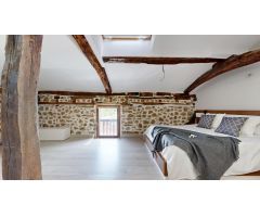 CASA DE PIEDRA CON PISCINA CLIMATIZADA