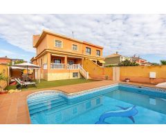 Exclusiva Vivienda Familiar en Aguas Nuevas con Piscina Privada y Amplios Espacios