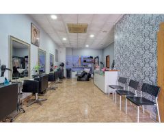 ¡Oportunidad de inversión! Local de Peluquería Totalmente Equipado en Venta