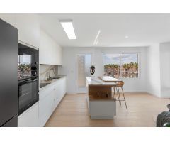 Exclusivo Piso Reformado en Primera Línea de Playa en Torrevieja con Amplia Terraza y Vistas al Mar