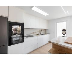 Exclusivo Piso Reformado en Primera Línea de Playa en Torrevieja con Amplia Terraza y Vistas al Mar