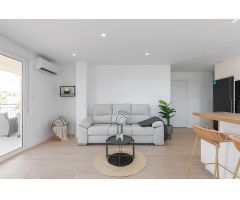 Exclusivo Piso Reformado en Primera Línea de Playa en Torrevieja con Amplia Terraza y Vistas al Mar