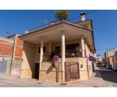 CHALET EN ESQUINA CON AMPLIO GARAJE Y SOLÁRIUM EN RAFAL.