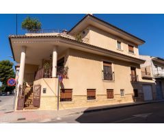 CHALET EN ESQUINA CON AMPLIO GARAJE Y SOLÁRIUM EN RAFAL.