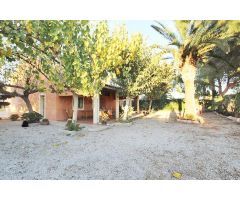 Casa  con piscina sobre  una parcela de 1389 m2