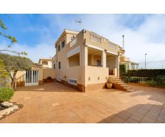 Chalet en tres plantas, 5 dormitorios, 2 salones, 3 baños, jardín con BBQ y piscina comunitaria