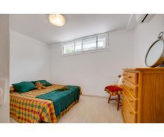 Chalet en tres plantas, 5 dormitorios, 2 salones, 3 baños, jardín con BBQ y piscina comunitaria