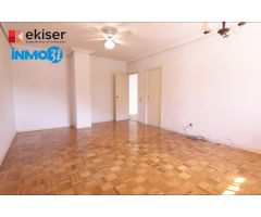 Ekiser vende luminoso piso en Mendebaldea