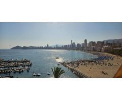 Exclusivo piso doble en primera línea del casco antiguo de Benidorm con vistas espectaculares al mar