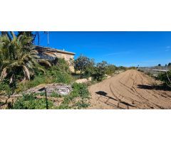 Chalet para reformar con 2.354 metros de parcela en Benidorm.