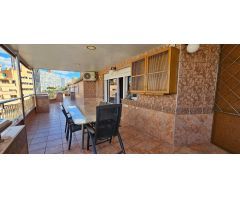 Ático reformado, de 4 dormitorios y 2 baños, con espectacular terraza, en el corazón de Benidorm