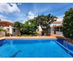 Espectacular Adosado de Esquina con Piscina Privada en Calle Coloma en la Nucía