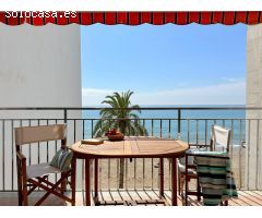 Piso primera línea de mar con piscina, parking, trastero y licencia turística.