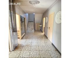 CASA ENORME CON TERRENO, AL LADO DE LA PLAYA