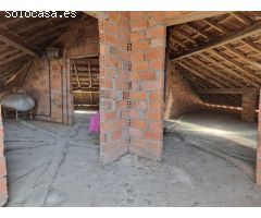 CASA ENORME CON TERRENO, AL LADO DE LA PLAYA