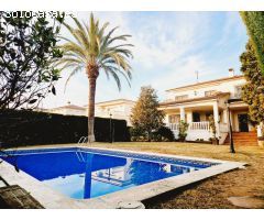 ¡Impresionante casa unifamiliar con piscina!