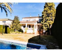 ¡Impresionante casa unifamiliar con piscina!