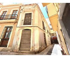 Chalet independiente a la venta en pleno centro.