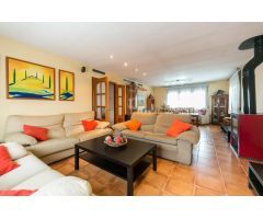 Casa a la venta de dos plantas y buhardilla en Ca n Amat de Sant Esteve Sesrovires