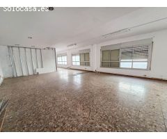 Edificio de tres plantas en alquiler en Barberá del Vallés