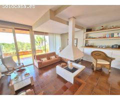 Exclusiva vivienda en parcela de casi 2000 m2 con casa principal, más tres casas de invitados