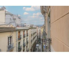 Amplio piso con muchas habiaciones a dos minutos de la Plaça Sant Jaume