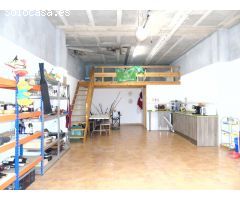 Garaje acondicionado con cocina, aseo y zona de estar.