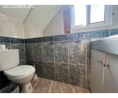 Dúplex en esquina de 2 dormitorios, 2 baños y piscina comunitaria.