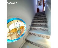 Dúplex en esquina de 2 dormitorios, 2 baños y piscina comunitaria.