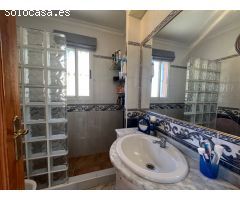 Dúplex en esquina de 2 dormitorios, 2 baños y piscina comunitaria.