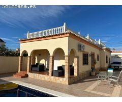 Villa de 2 dormitorios, 2 baños, solárium y 1 piscina privada