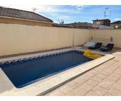 Villa de 2 dormitorios, 2 baños, solárium y 1 piscina privada