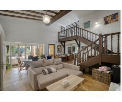 Exclusiva Villa de 4 Dormitorios con 312 m² Construidos sobre Parcela de 1.100 m² en la Prestigiosa 