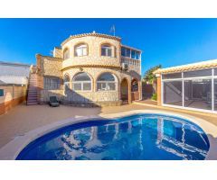 Villa de 4 dormitorios , 3 baños, garaje , sauna y piscina privada  de agua salada en La Florida Ori
