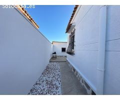 Chalet independiente de 3 dormitorios completamente reformado en la Florida, Orihuela costa